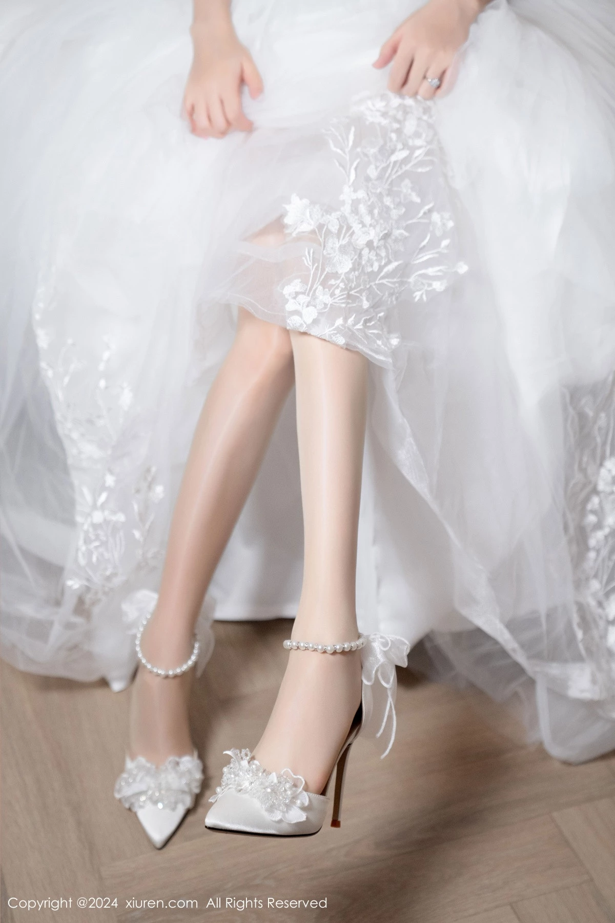 秀人集.com_[XiuRen秀人网]No.8998_模特利世浴室场景性感白色婚纱配超薄肉丝秀完美身材诱惑写真100P