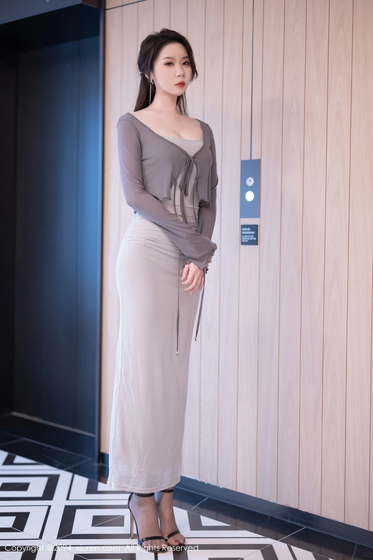 秀人集.com_[XiuRen秀人网]No.9007_模特梦心玥性感灰色吊带裙配超薄无内黑丝秀曼妙身姿诱惑写真100P