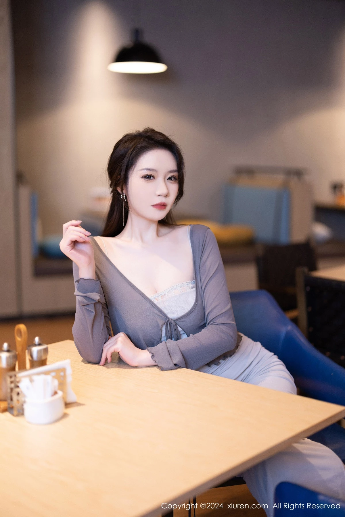 秀人集.com_[XiuRen秀人网]No.9007_模特梦心玥性感灰色吊带裙配超薄无内黑丝秀曼妙身姿诱惑写真100P