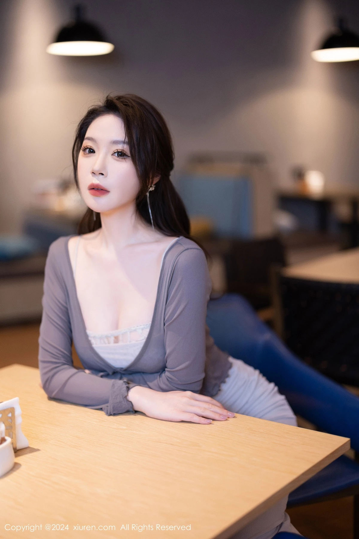 秀人集.com_[XiuRen秀人网]No.9007_模特梦心玥性感灰色吊带裙配超薄无内黑丝秀曼妙身姿诱惑写真100P