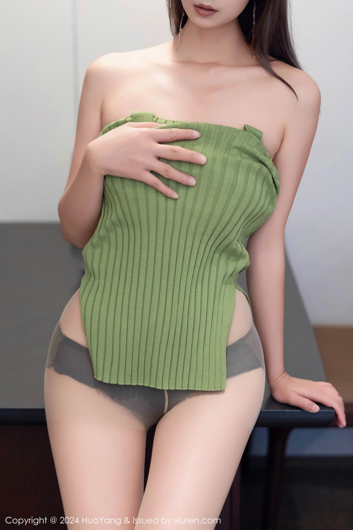 秀人集.com_[HuaYang花漾]Vol.600_女神宋-kiki性感绿色连衣短裙配超薄灰丝秀丰腴身材完美诱惑写真74P