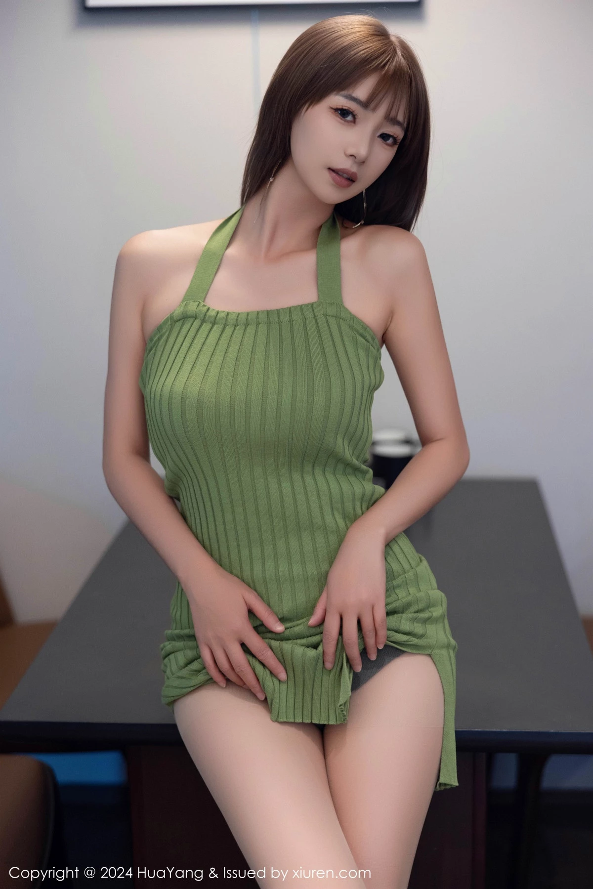 秀人集.com_[HuaYang花漾]Vol.600_女神宋-kiki性感绿色连衣短裙配超薄灰丝秀丰腴身材完美诱惑写真74P