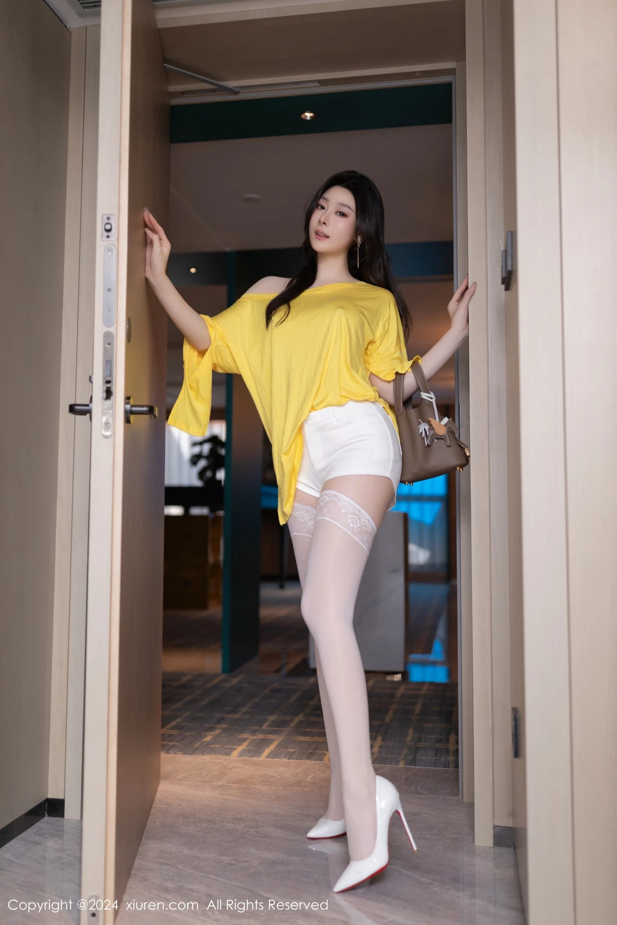 秀人集.com_[XiuRen秀人网]No.9019_模特小逗逗性感黄色上衣配白短裤露白色丝袜秀曼妙身姿诱惑写真82P