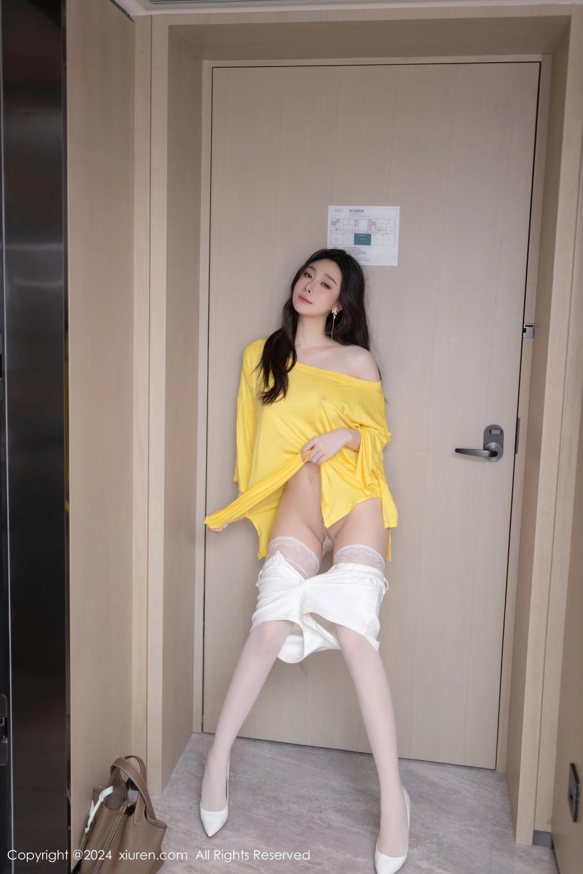 秀人集.com_[XiuRen秀人网]No.9019_模特小逗逗性感黄色上衣配白短裤露白色丝袜秀曼妙身姿诱惑写真82P