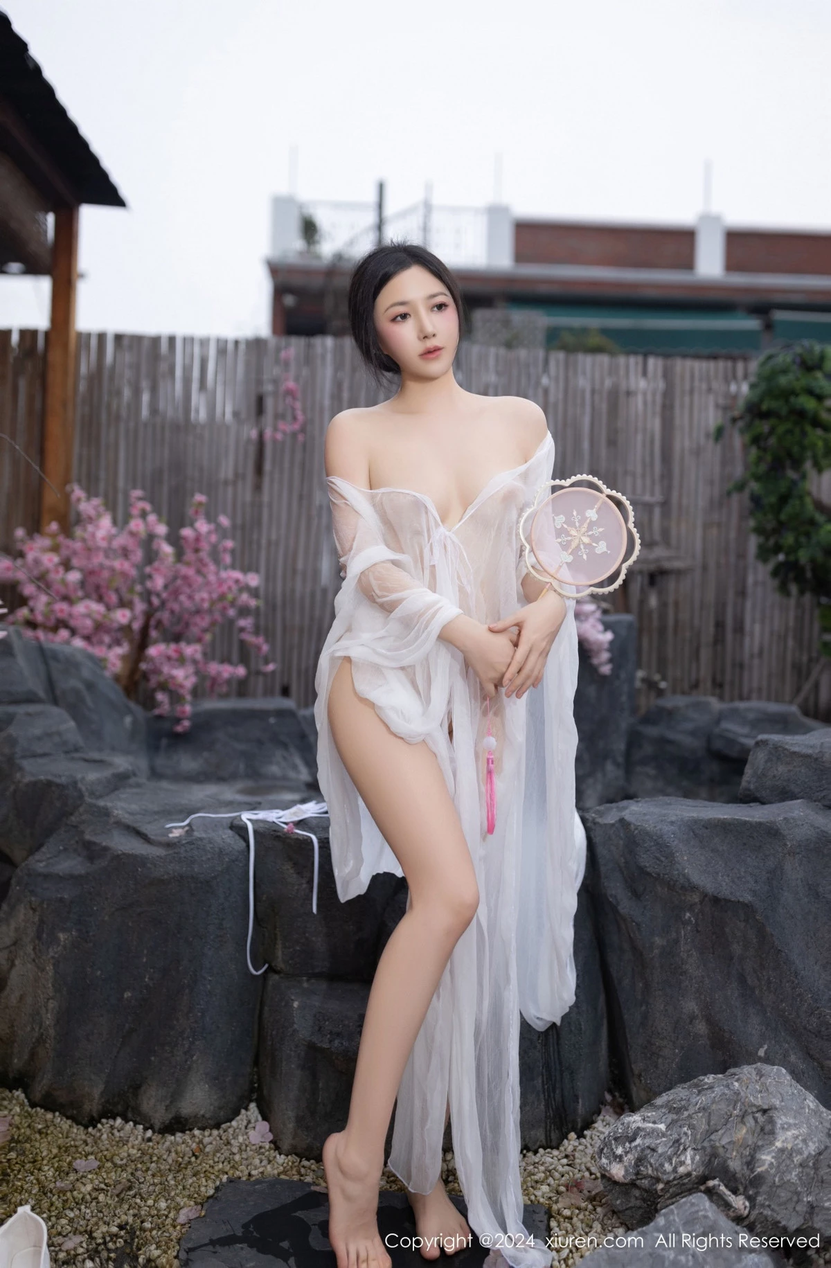 秀人集.com_[XiuRen秀人网]No.8927_模特鱼子酱Fish性感白色轻透连衣裙露白色情趣内衣迷人诱惑写真80P