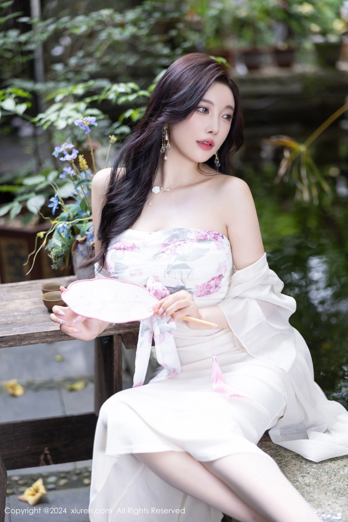 秀人集.com_[XiuRen秀人网]No.8926_女神杨晨晨Yome性感浅色连衣裙配开档肉丝秀完美身材诱惑写真80P