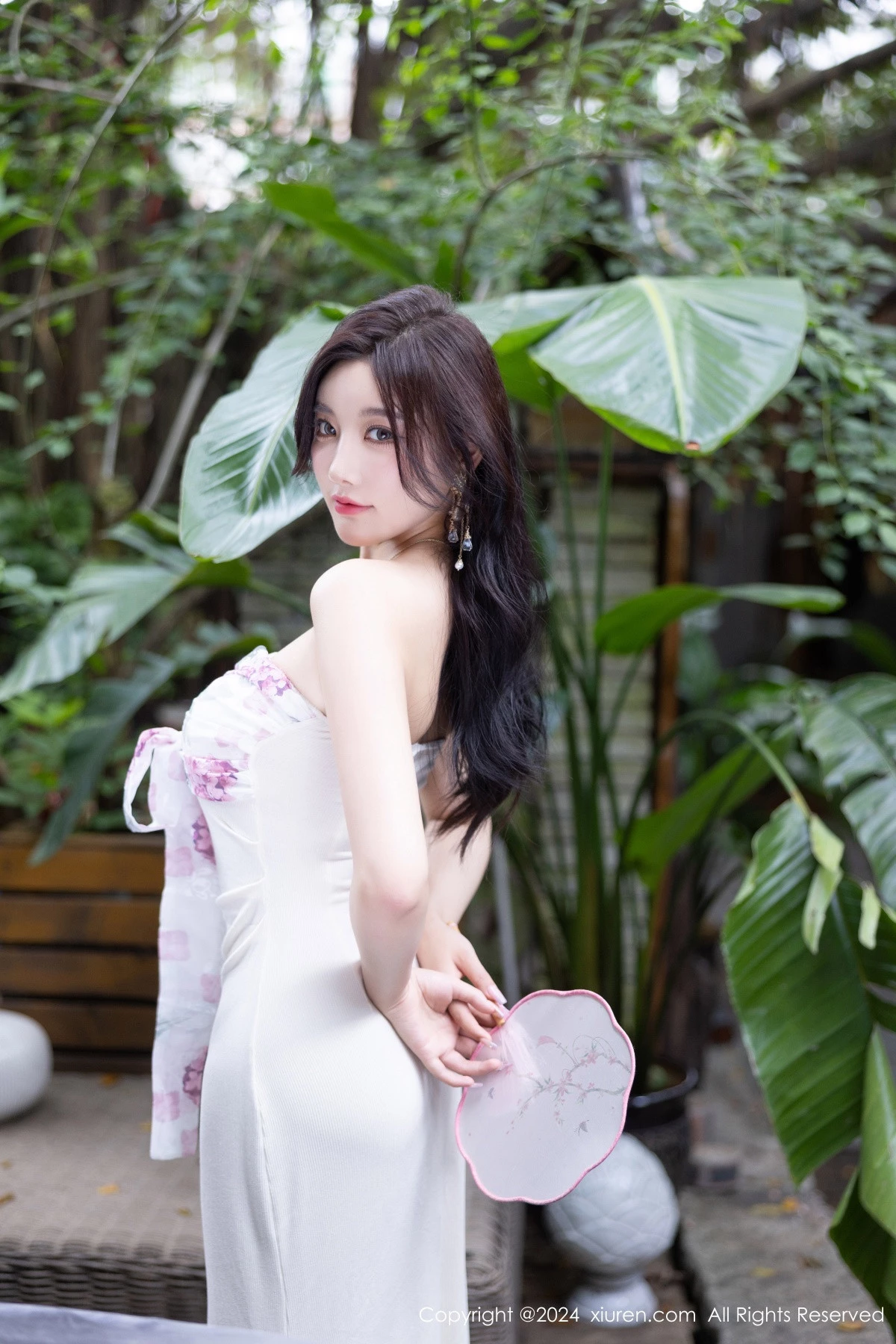 秀人集.com_[XiuRen秀人网]No.8926_女神杨晨晨Yome性感浅色连衣裙配开档肉丝秀完美身材诱惑写真80P