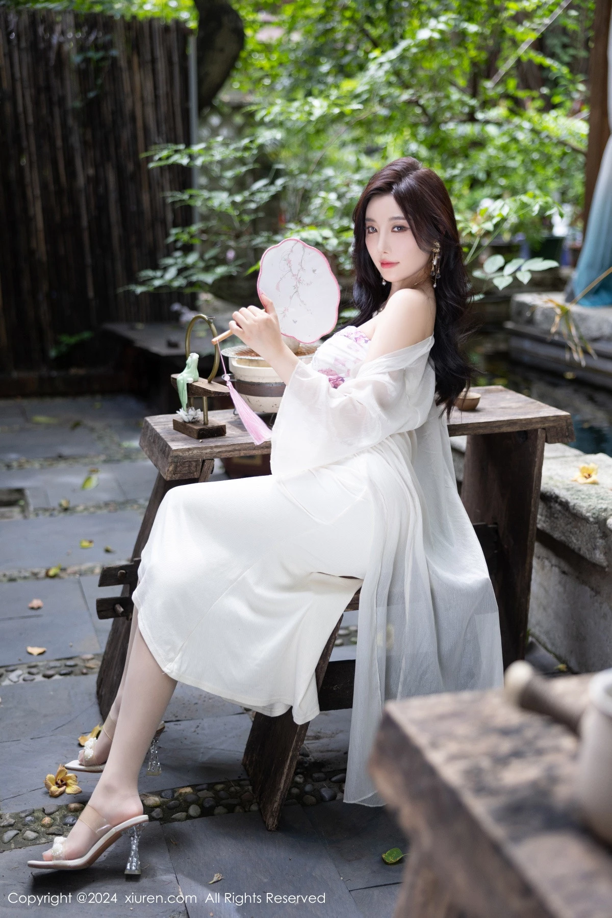 秀人集.com_[XiuRen秀人网]No.8926_女神杨晨晨Yome性感浅色连衣裙配开档肉丝秀完美身材诱惑写真80P