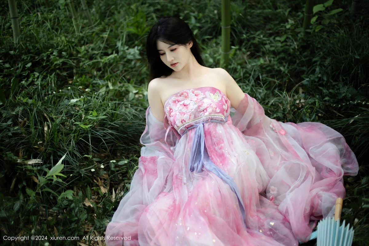 秀人集.com_[XiuRen秀人网]No.9100_模特诗诗kiki户外性感粉色古风薄纱服饰秀丰腴身姿惹火诱惑写真70P