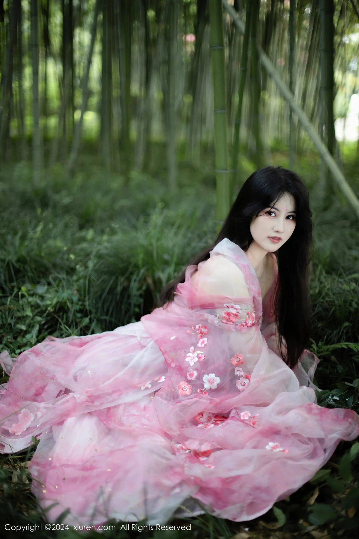 秀人集.com_[XiuRen秀人网]No.9100_模特诗诗kiki户外性感粉色古风薄纱服饰秀丰腴身姿惹火诱惑写真70P