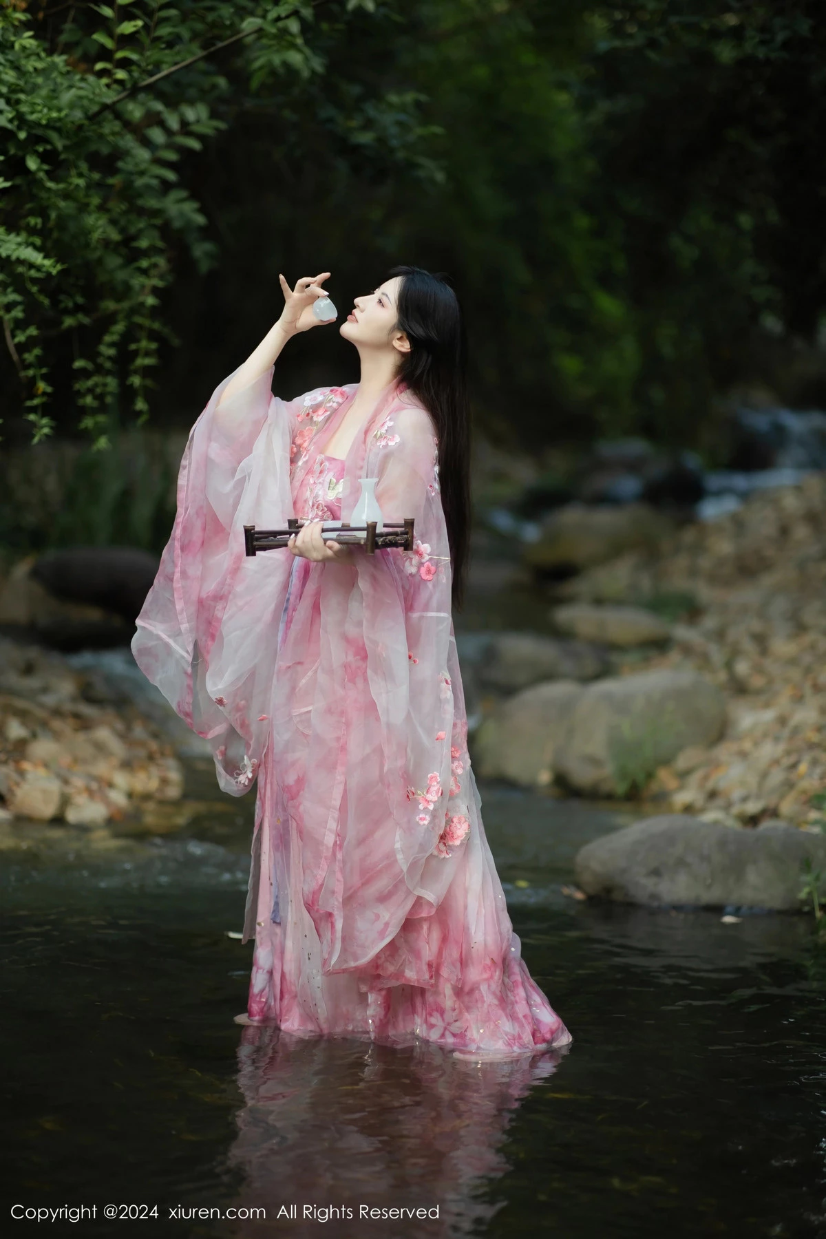 秀人集.com_[XiuRen秀人网]No.9100_模特诗诗kiki户外性感粉色古风薄纱服饰秀丰腴身姿惹火诱惑写真70P
