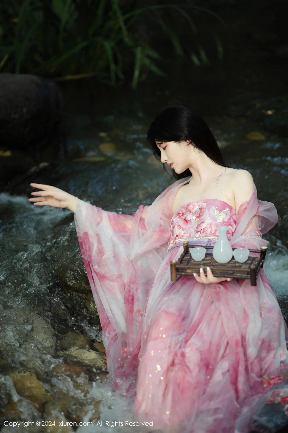 秀人集.com_[XiuRen秀人网]No.9100_模特诗诗kiki户外性感粉色古风薄纱服饰秀丰腴身姿惹火诱惑写真70P