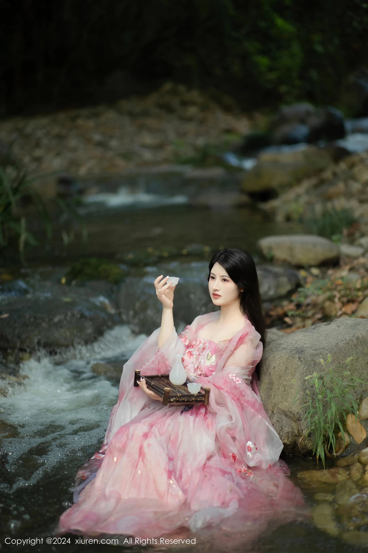 秀人集.com_[XiuRen秀人网]No.9100_模特诗诗kiki户外性感粉色古风薄纱服饰秀丰腴身姿惹火诱惑写真70P