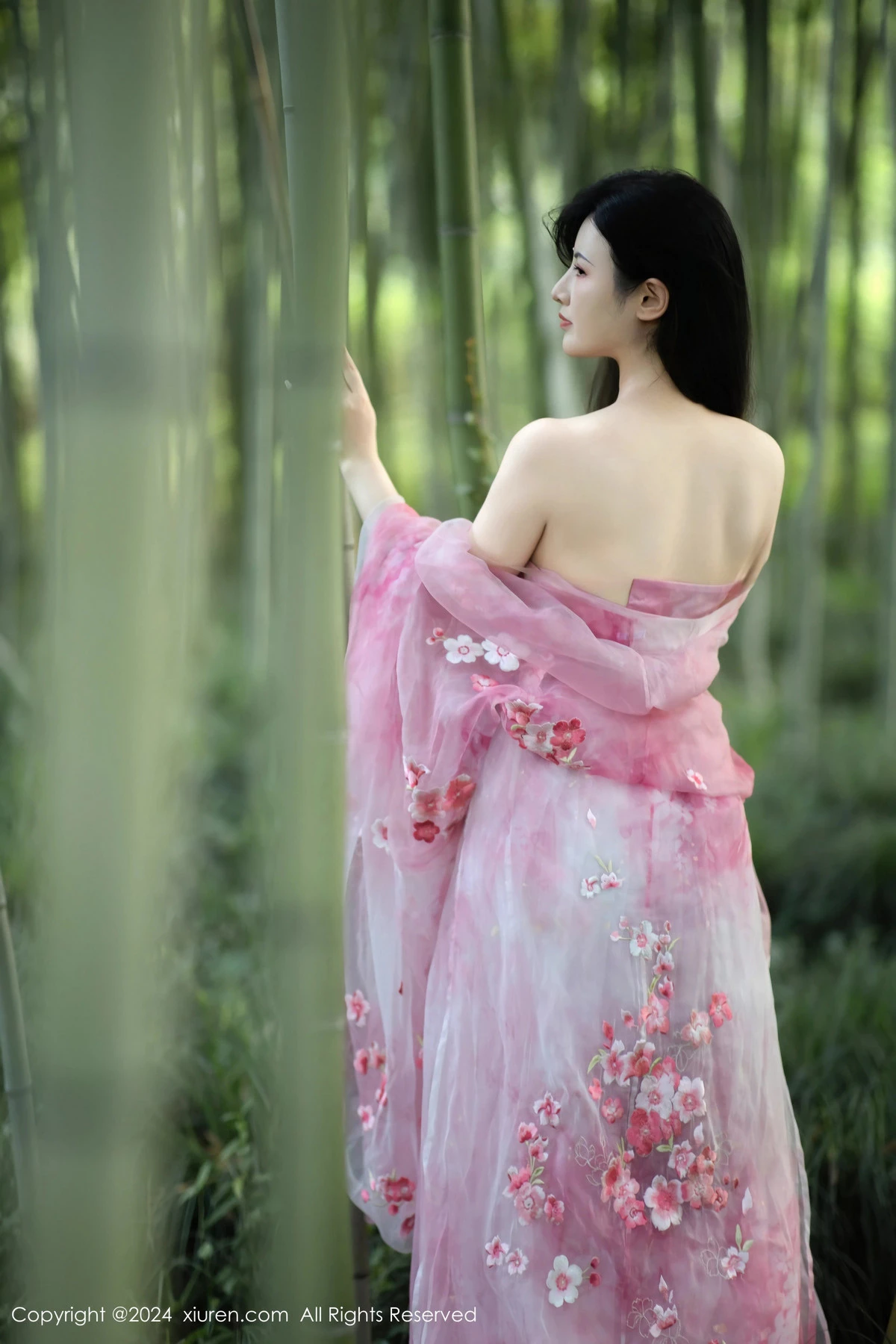 秀人集.com_[XiuRen秀人网]No.9100_模特诗诗kiki户外性感粉色古风薄纱服饰秀丰腴身姿惹火诱惑写真70P