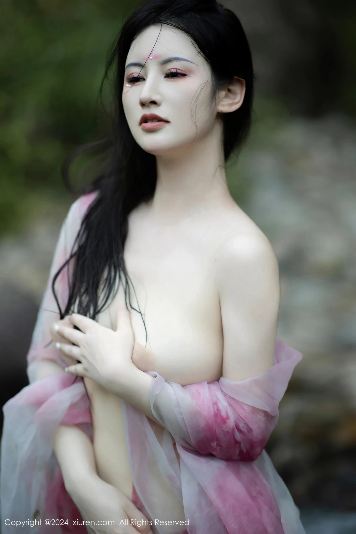 秀人集.com_[XiuRen秀人网]No.9100_模特诗诗kiki户外性感粉色古风薄纱服饰秀丰腴身姿惹火诱惑写真70P