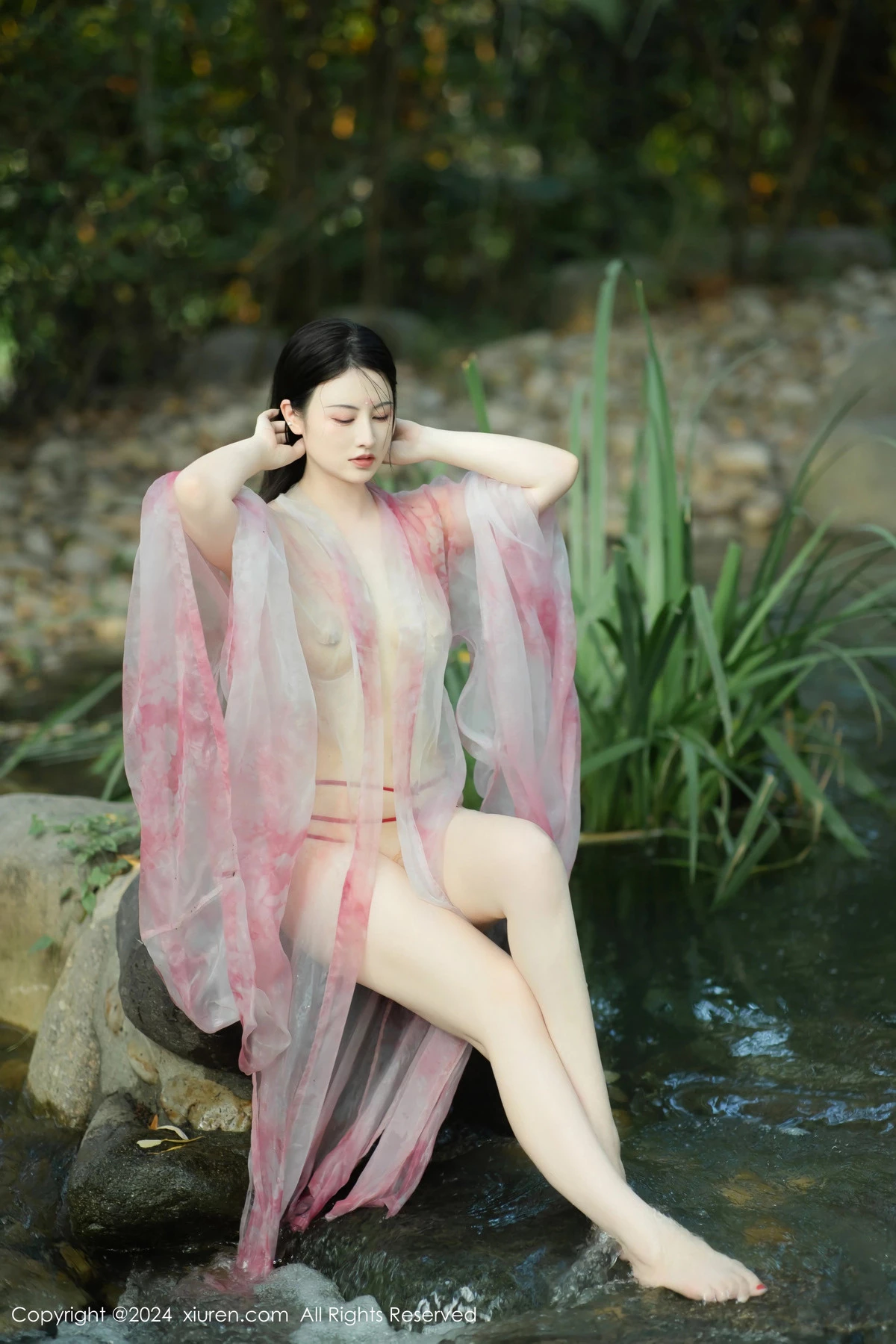 秀人集.com_[XiuRen秀人网]No.9100_模特诗诗kiki户外性感粉色古风薄纱服饰秀丰腴身姿惹火诱惑写真70P