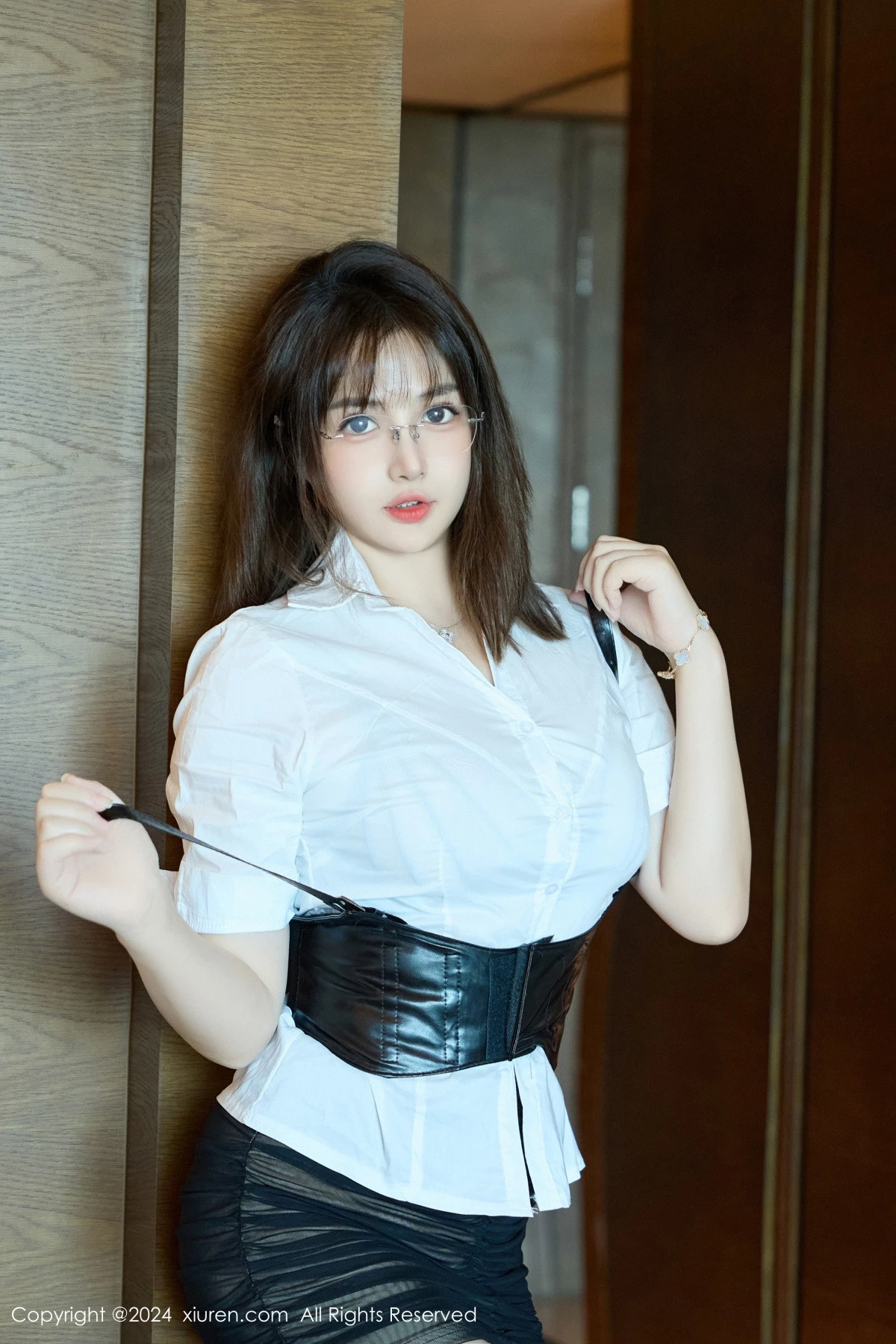 秀人集.com_[XiuRen秀人网]No.9104_模特养乐多Doll性感白T配黑皮短裙露黑色情趣内衣秀完美身材写真51P