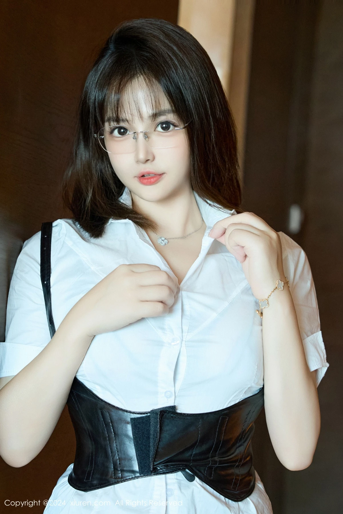 秀人集.com_[XiuRen秀人网]No.9104_模特养乐多Doll性感白T配黑皮短裙露黑色情趣内衣秀完美身材写真51P