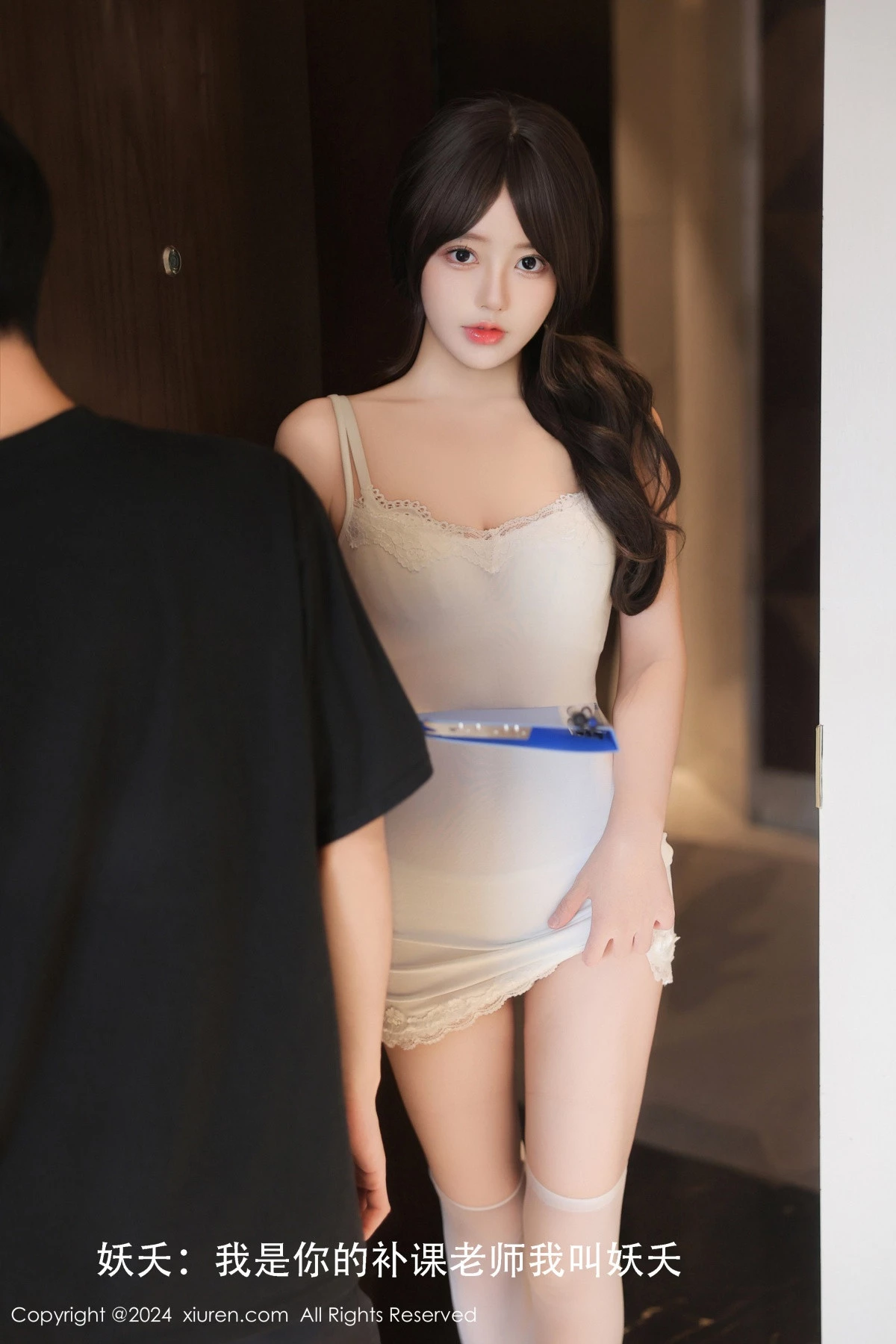 秀人集.com_[XiuRen秀人网]No.9121_模特桃妖夭性感白色连衣短裙配白色丝袜秀曼妙身姿迷人诱惑写真85P