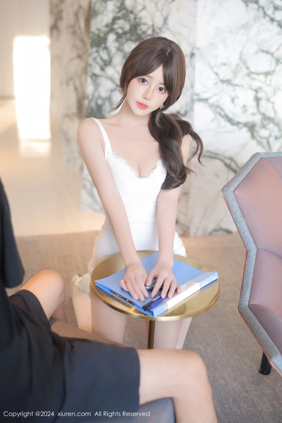 秀人集.com_[XiuRen秀人网]No.9121_模特桃妖夭性感白色连衣短裙配白色丝袜秀曼妙身姿迷人诱惑写真85P