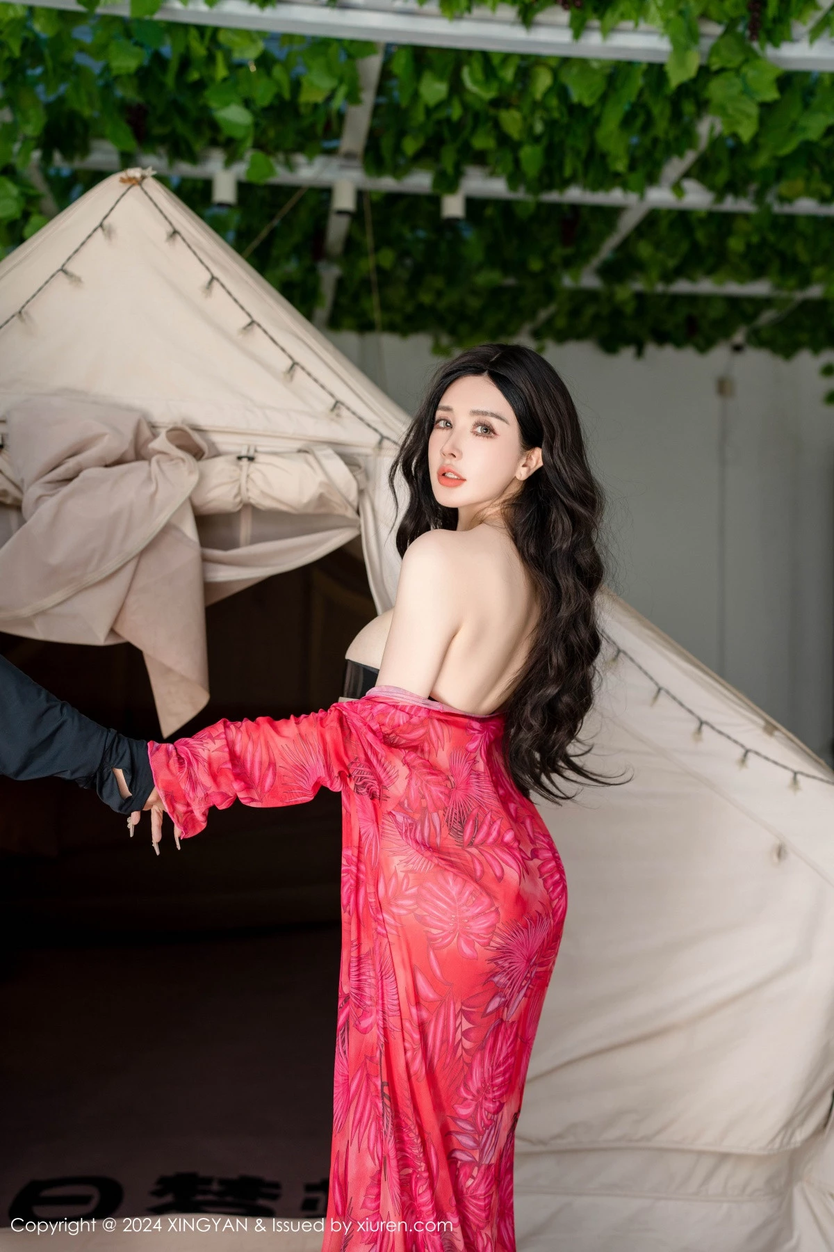 秀人集.com_[XINGYAN星颜社]VOL.267_模特潘思沁性感红色连衣裙露黑色情趣内衣秀巨乳肥臀诱惑写真82P