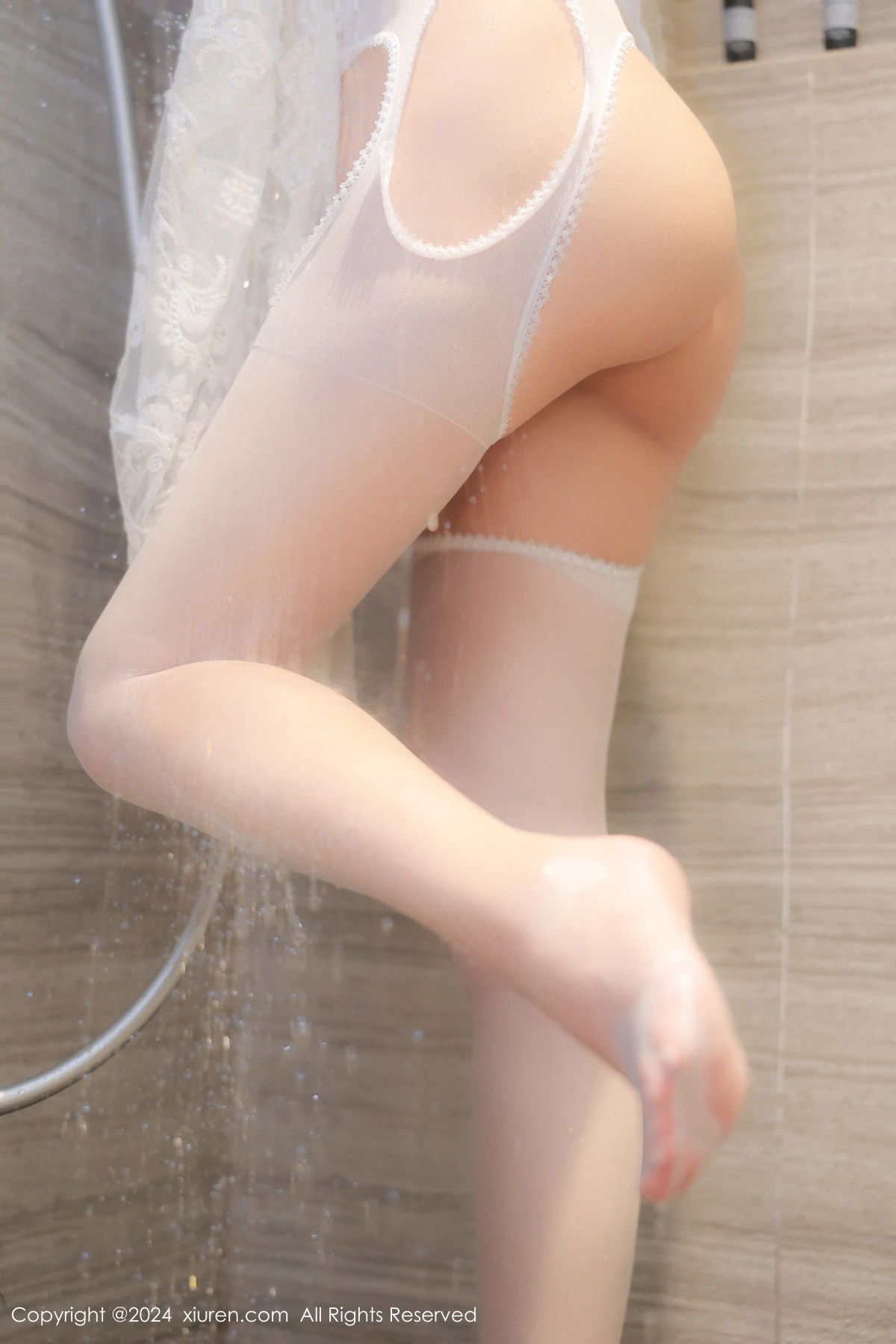 秀人集.com_[XiuRen秀人网]No.9132_模特小蛮妖Yummy浴室场景性感白色服饰配白丝吊袜湿身诱惑写真82P