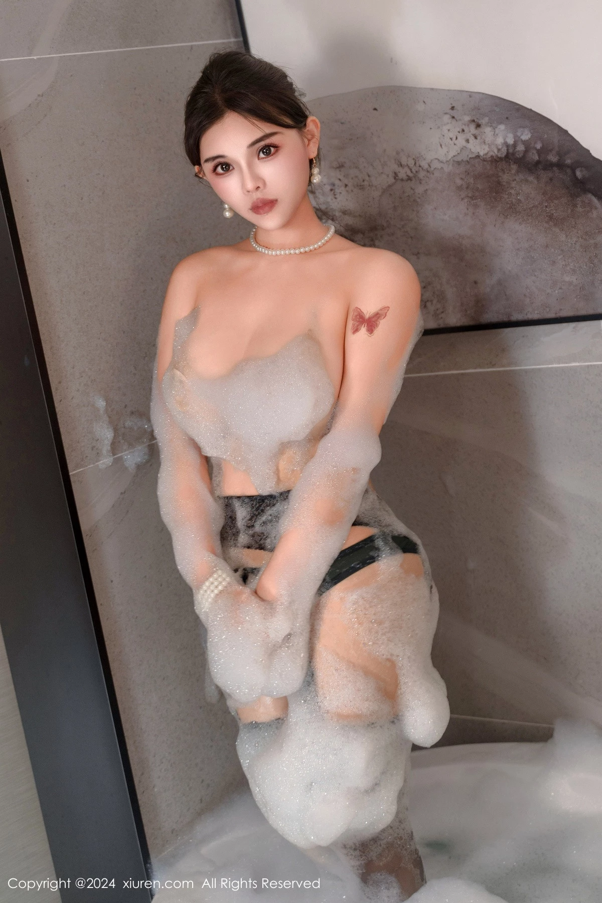 秀人集.com_[XiuRen秀人网]No.9143_模特小童颜浴室场景性感黑色旗袍露黑色内衣配黑丝吊袜诱惑写真80P