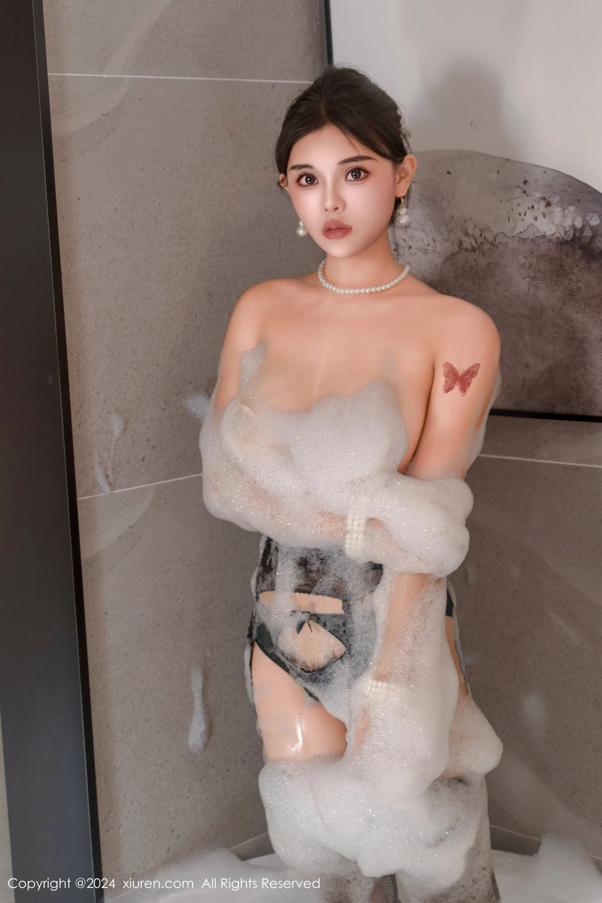 秀人集.com_[XiuRen秀人网]No.9143_模特小童颜浴室场景性感黑色旗袍露黑色内衣配黑丝吊袜诱惑写真80P