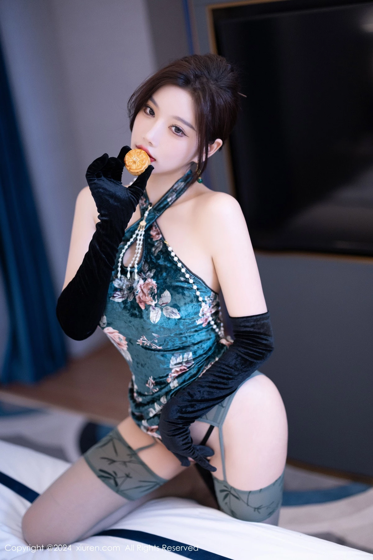 秀人集.com_[XiuRen秀人网]No.9165_女神杨晨晨Yome性感古风旗袍服饰配超薄肉丝秀丰腴身姿诱惑写真83P