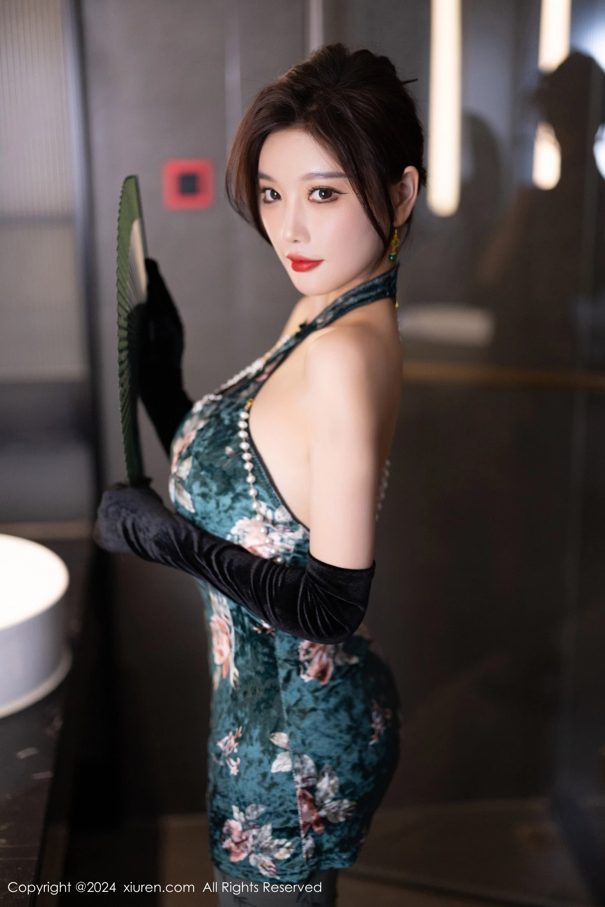 秀人集.com_[XiuRen秀人网]No.9165_女神杨晨晨Yome性感古风旗袍服饰配超薄肉丝秀丰腴身姿诱惑写真83P