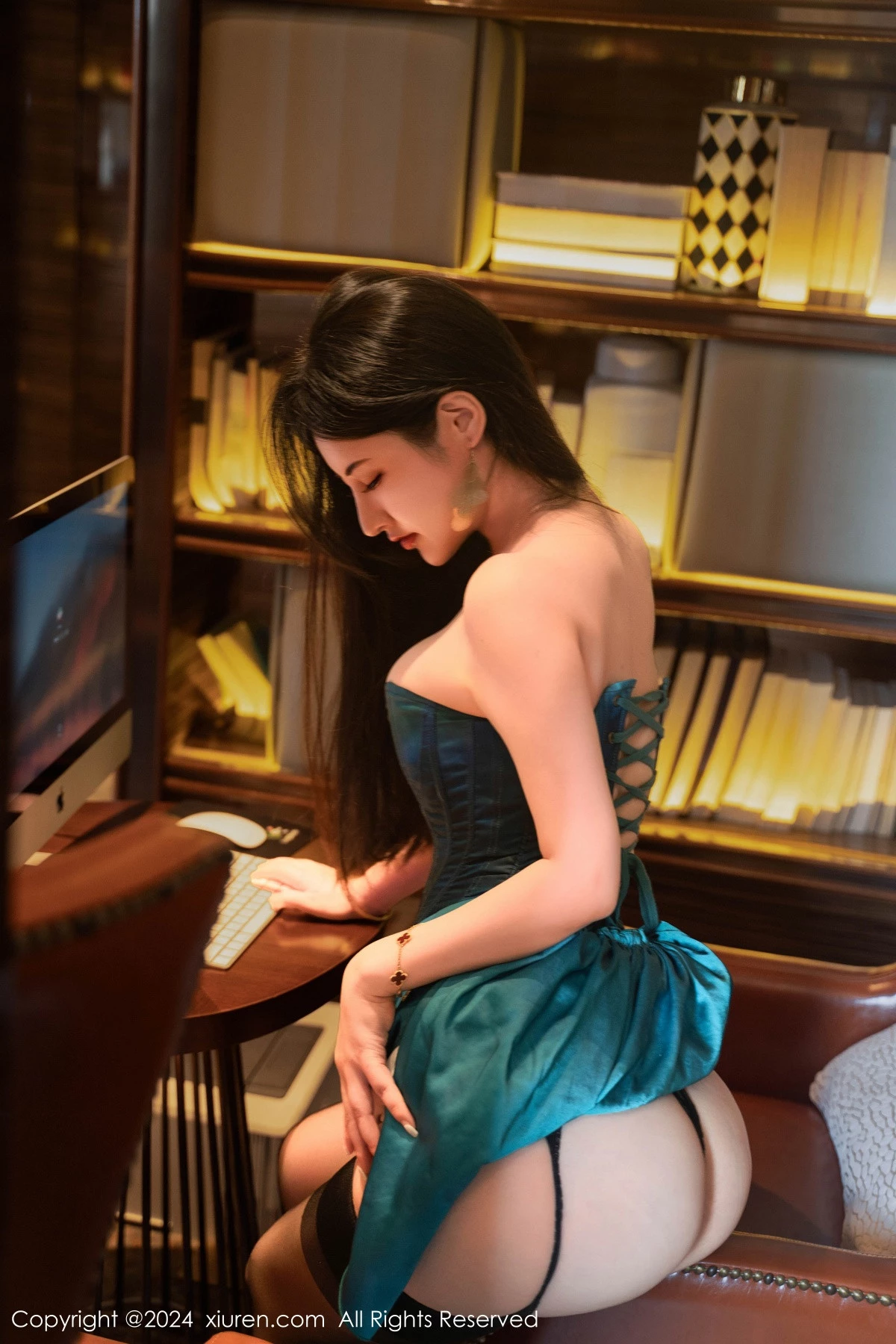 秀人集.com_[XiuRen秀人网]No.9039_模特诗诗kiki性感翠绿色短裙露黑色轻透上衣配黑丝吊袜魅惑写真134P