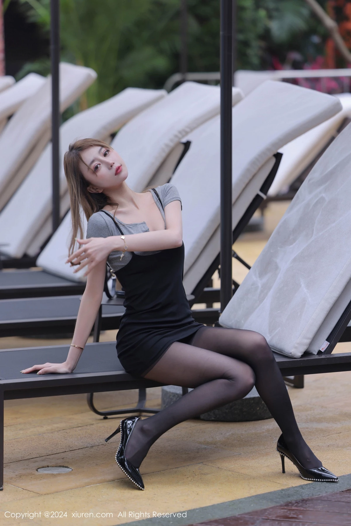 秀人集.com_[XiuRen秀人网]No.9213_模特Zoe柚柚性感黑灰色连衣短裙配黑丝裤袜秀凹凸身材诱惑写真82P