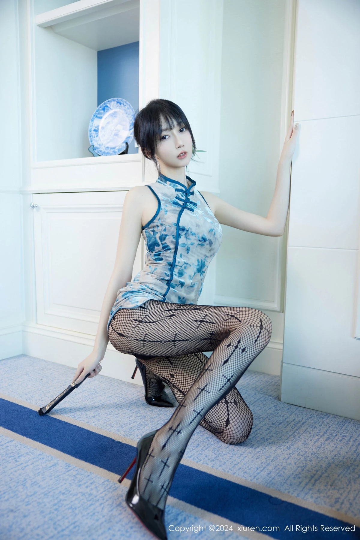 秀人集.com_[XiuRen秀人网]No.9236_模特玥儿玥er性感浅蓝旗袍露黑色内衣配黑丝网袜秀美腿诱惑写真74P