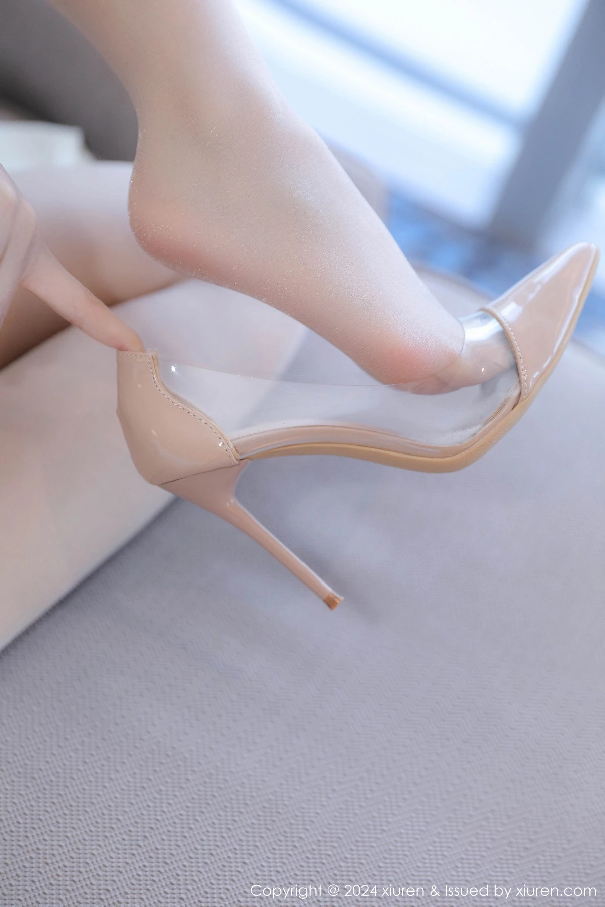 秀人集.com_[XiuRen秀人网]No.9247_模特小蛮妖Yummy浅色上衣配白短裙露超薄肉丝秀美腿诱惑写真75P