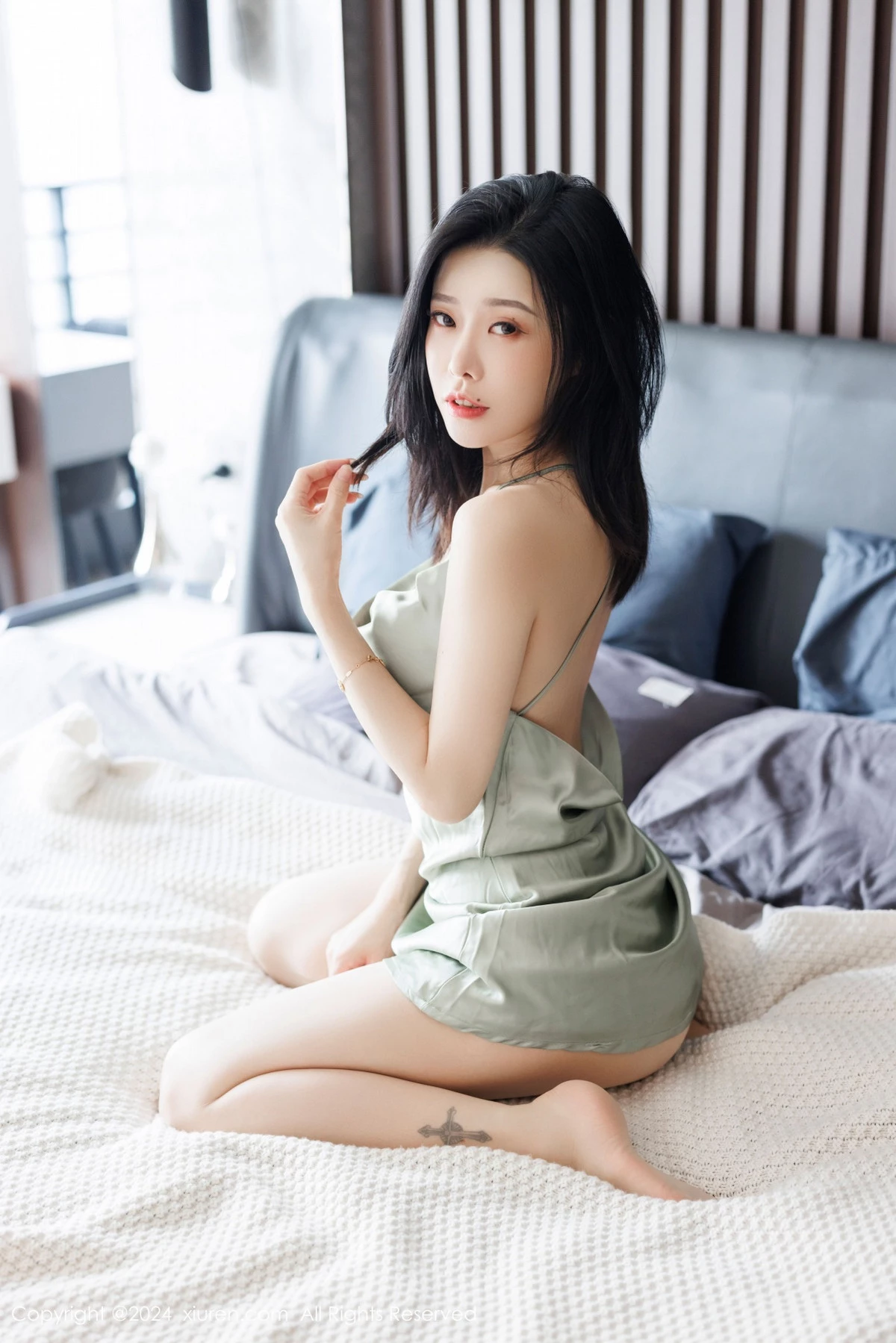 秀人集.com_[XiuRen秀人网]No.9264_模特luvian本能性感浅绿露肩吊带露红色内衣秀凹凸身材诱惑写真52P