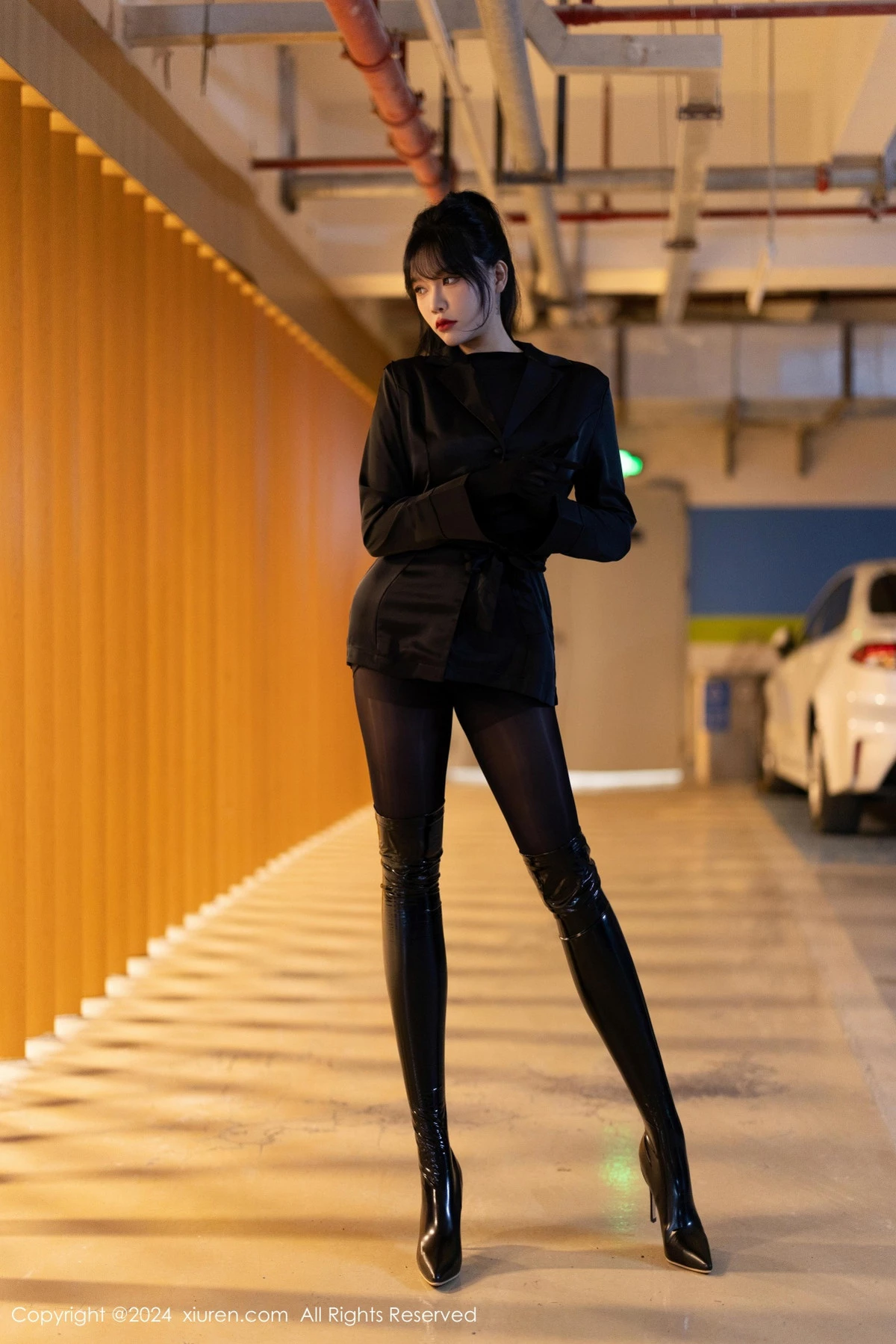 秀人集.com_[XiuRen秀人网]No.9275_模特娜比黑色外套配黑长靴露超薄连体黑丝秀凹凸身材诱惑写真90P