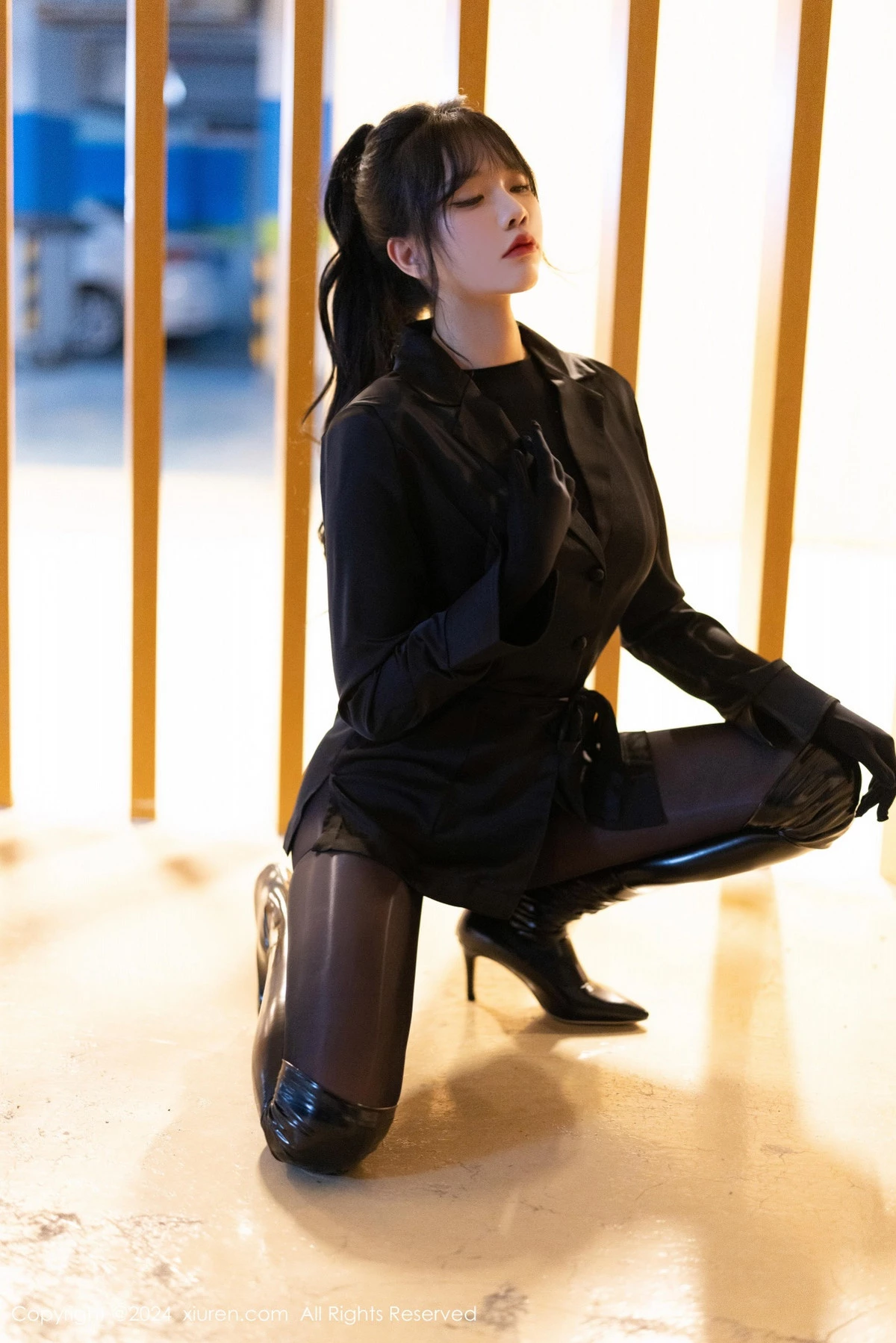 秀人集.com_[XiuRen秀人网]No.9275_模特娜比黑色外套配黑长靴露超薄连体黑丝秀凹凸身材诱惑写真90P