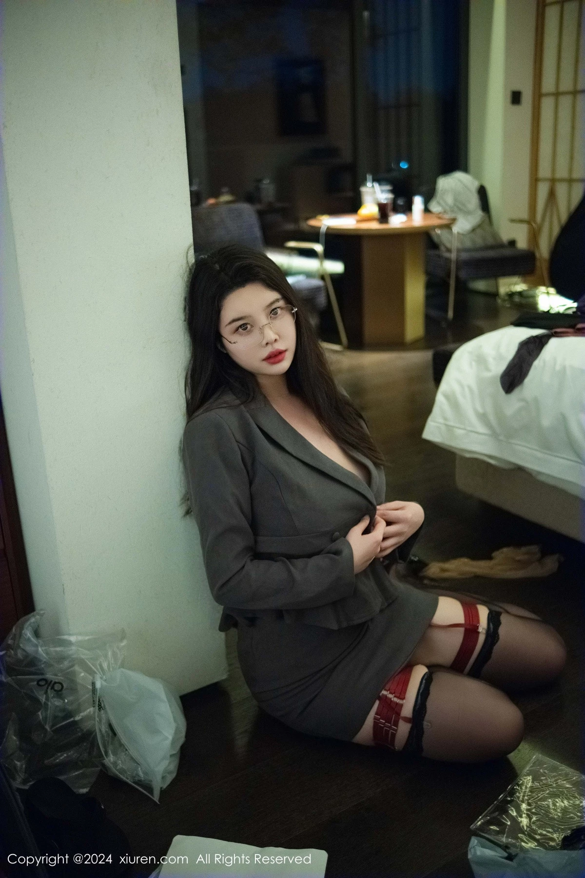 秀人集.com_[XiuRen秀人网]No.9287_模特樱桃小犊子性感灰色西服配黑丝吊袜秀丰腴身材撩人诱惑写真47P