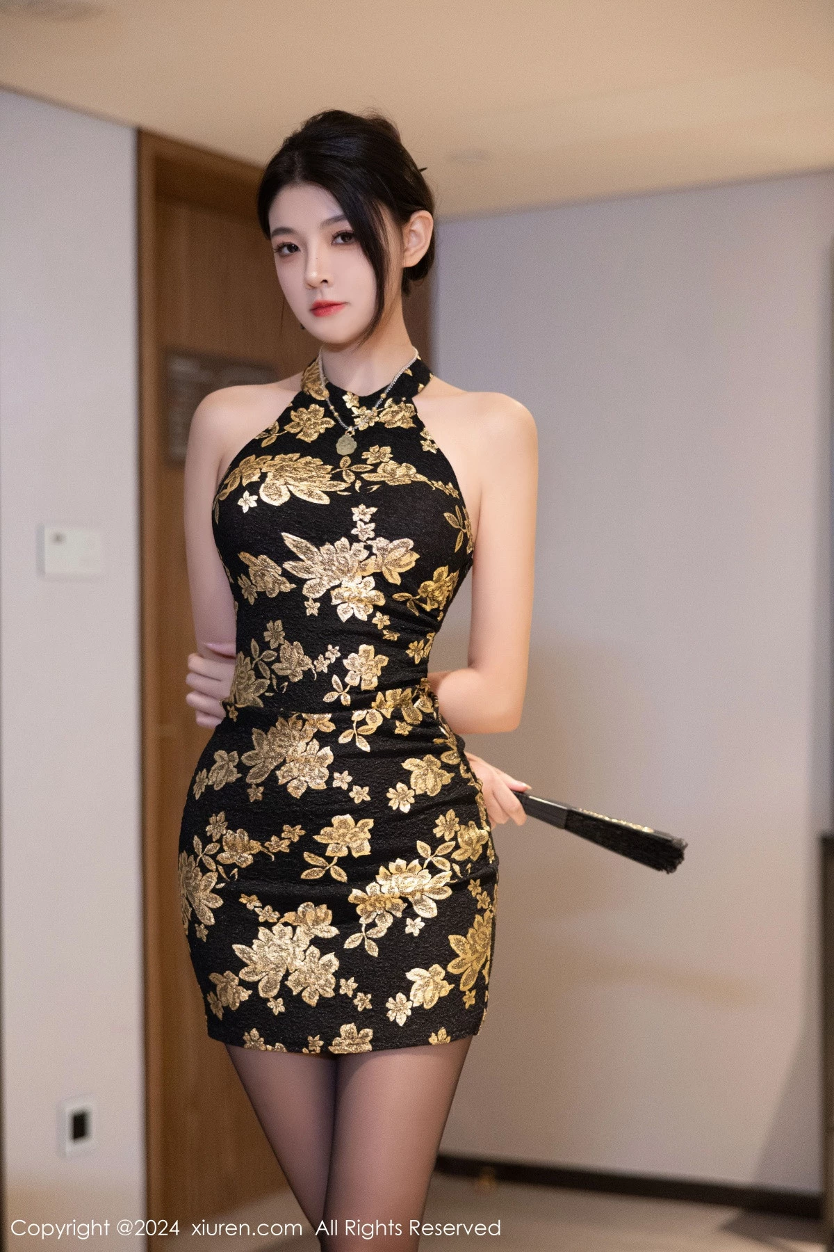 秀人集.com_[XiuRen秀人网]No.9304_模特初梦瑶性感黑色露肩短款旗袍配超薄黑丝秀翘臀美腿诱惑写真95P