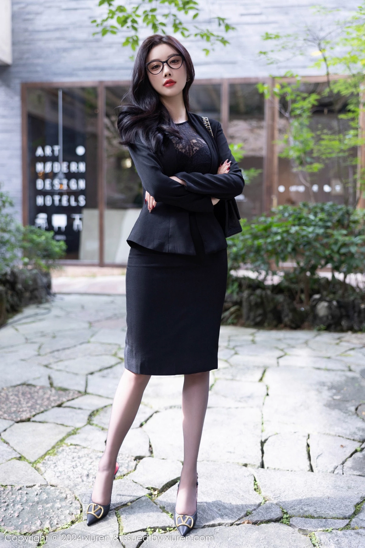 秀人集.com_[XiuRen秀人网]No.9190_女神杨晨晨Yome性感黑色OL露蕾丝内衣配超薄黑丝极致魅惑写真80P