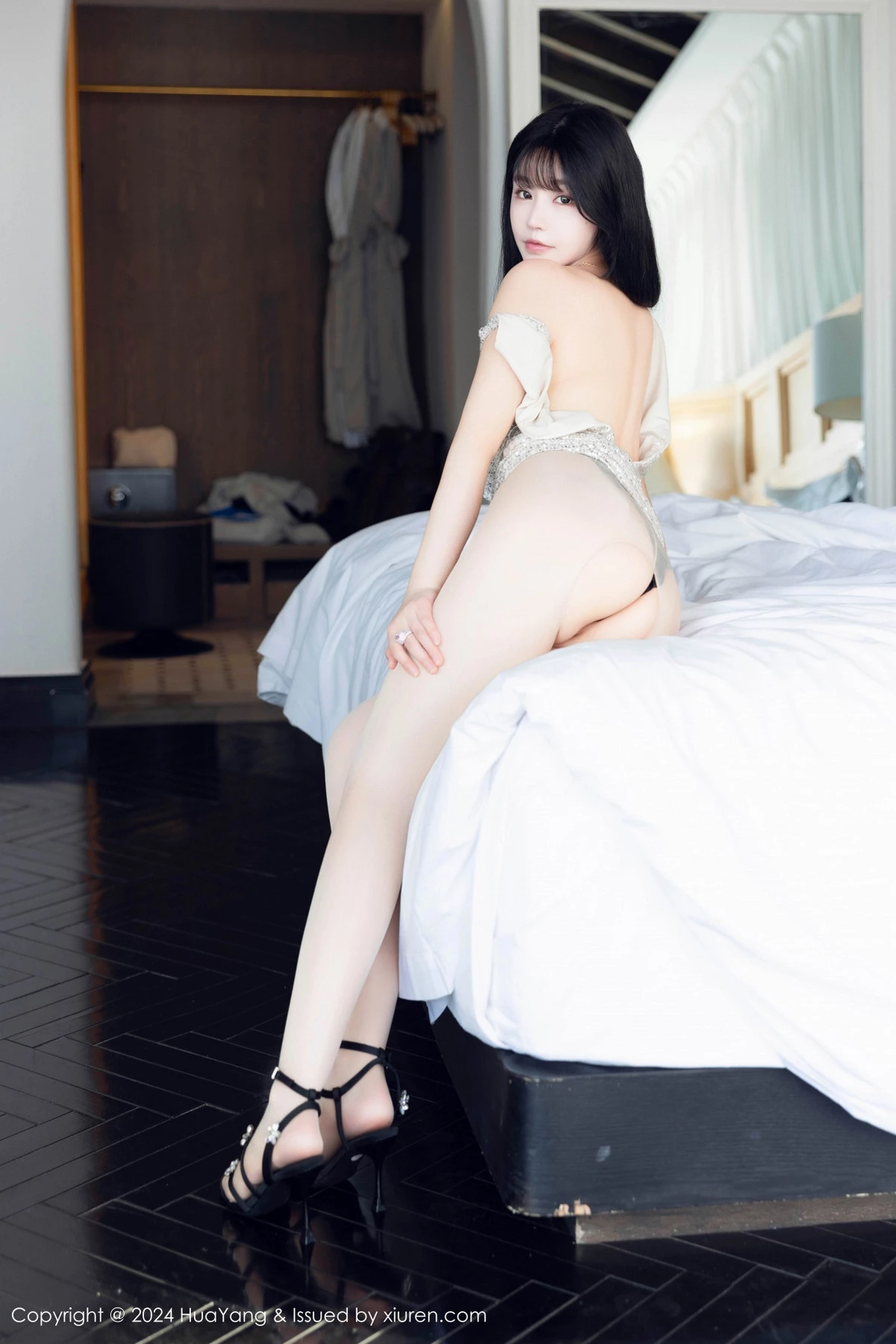 秀人集.com_[HuaYang花漾]Vol.609_女神心上可Flora性感银色连衣短裙配原色丝袜秀丰满身材诱惑写真85P