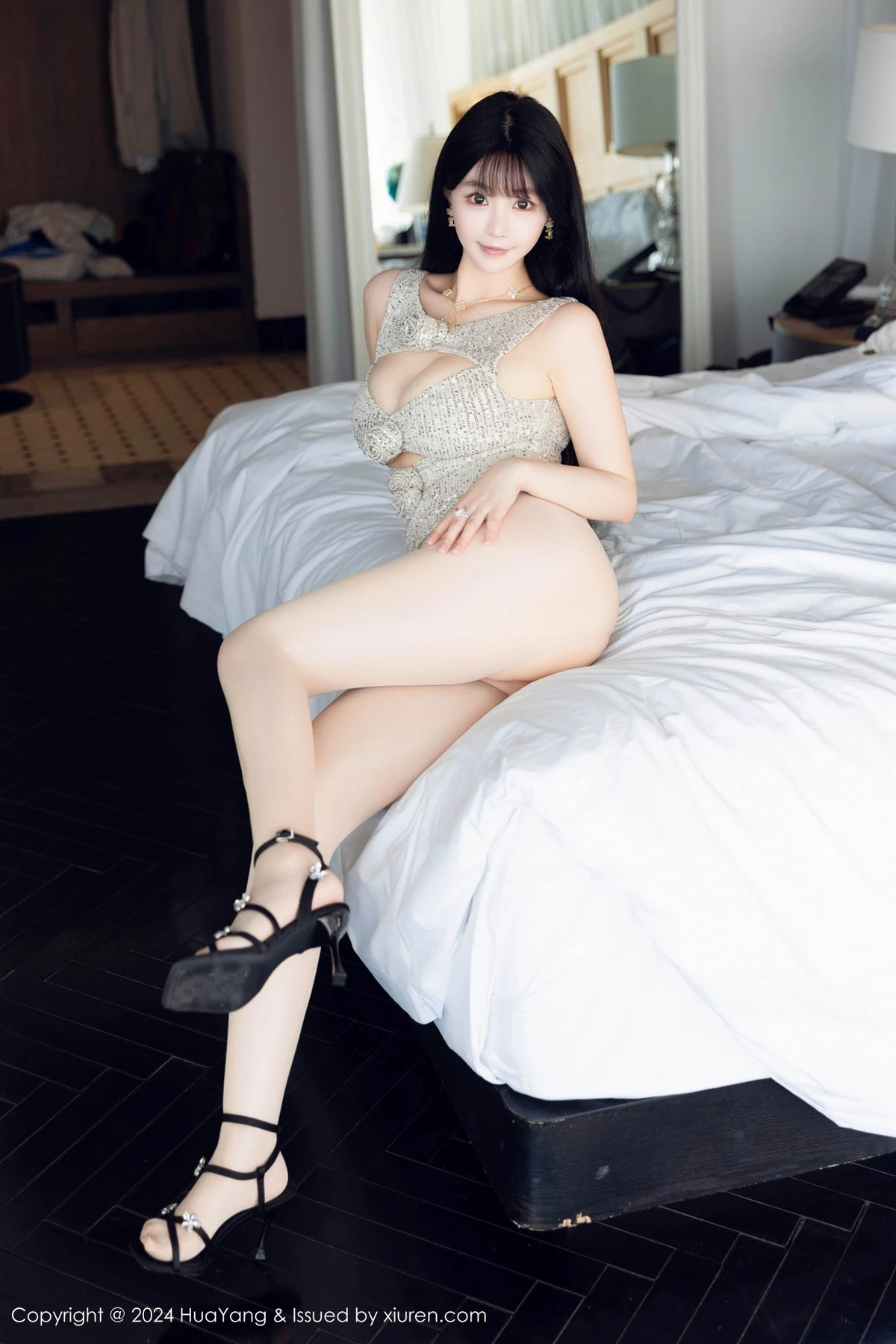 秀人集.com_[HuaYang花漾]Vol.609_女神心上可Flora性感银色连衣短裙配原色丝袜秀丰满身材诱惑写真85P