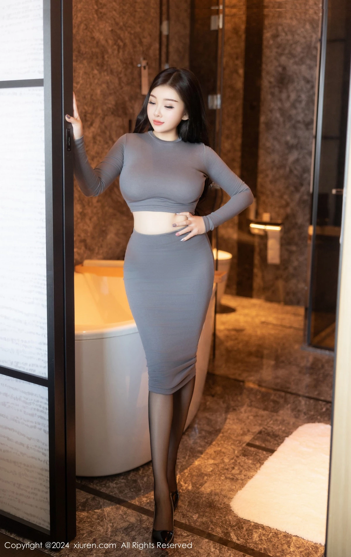 秀人集.com_[XiuRen秀人网]No.9325_模特白洁Bessie性感灰色紧身服饰配黑丝袜秀丰满身材诱惑写真80P