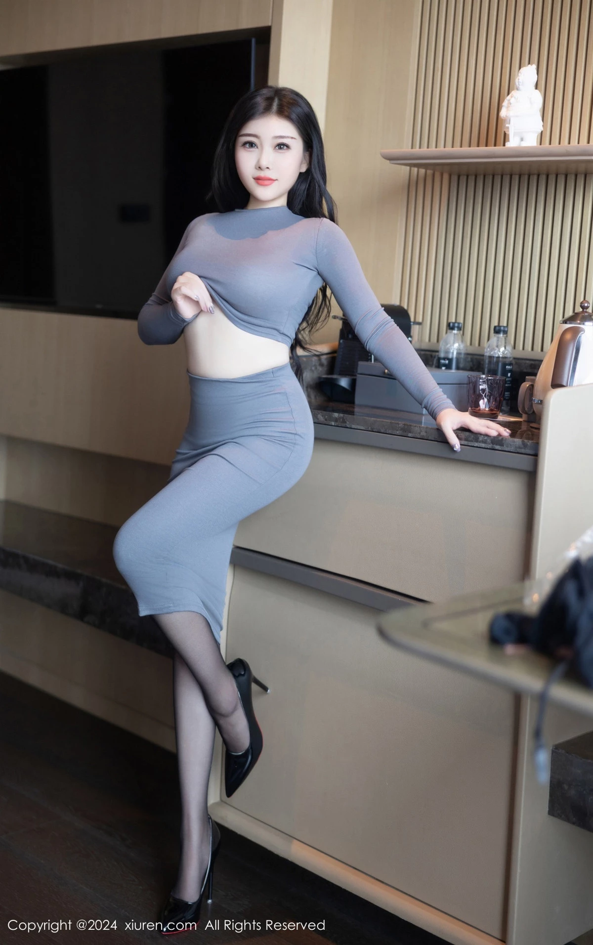 秀人集.com_[XiuRen秀人网]No.9325_模特白洁Bessie性感灰色紧身服饰配黑丝袜秀丰满身材诱惑写真80P