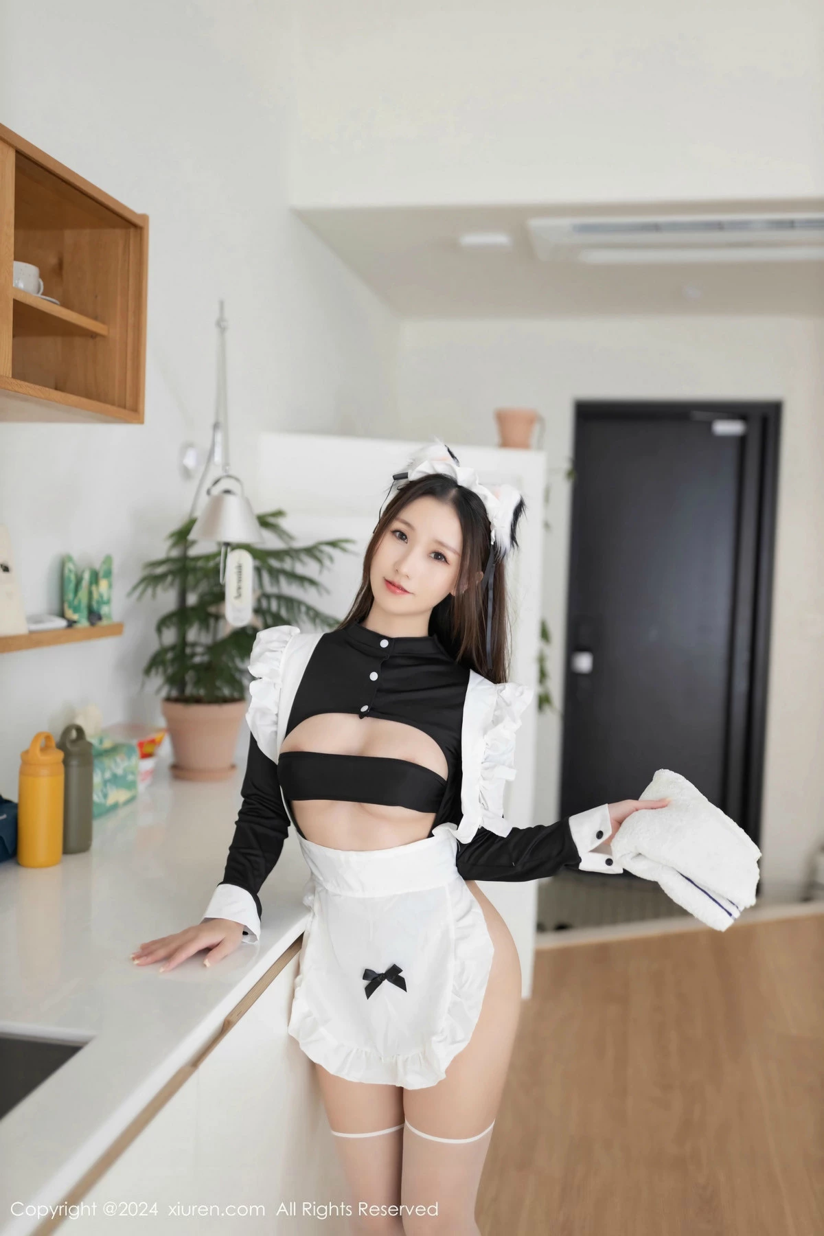 秀人集.com_[XiuRen秀人网]No.9369_模特杏子Yada性感黑色女仆服饰配白色丝袜秀曼妙身姿诱惑写真79P