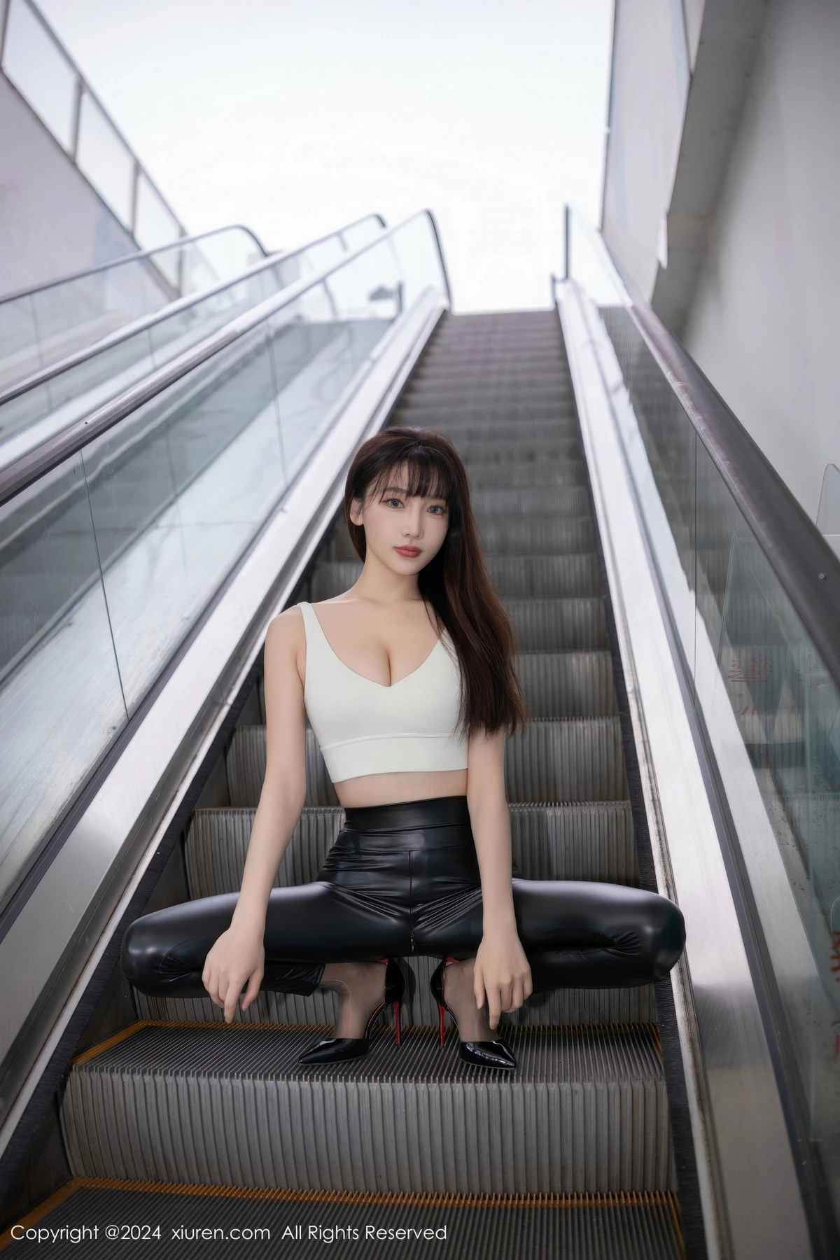 秀人集.com_[XiuRen秀人网]No.9377_模特陆萱萱性感白上衣配黑皮长裤露超薄黑丝秀翘臀美腿诱惑写真81P