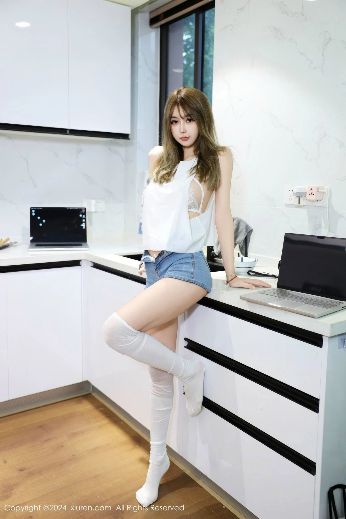 秀人集.com_[XiuRen秀人网]No.9374_模特Zoe柚柚性感白色蕾丝情趣内衣配白丝袜秀凹凸身材诱惑写真75P