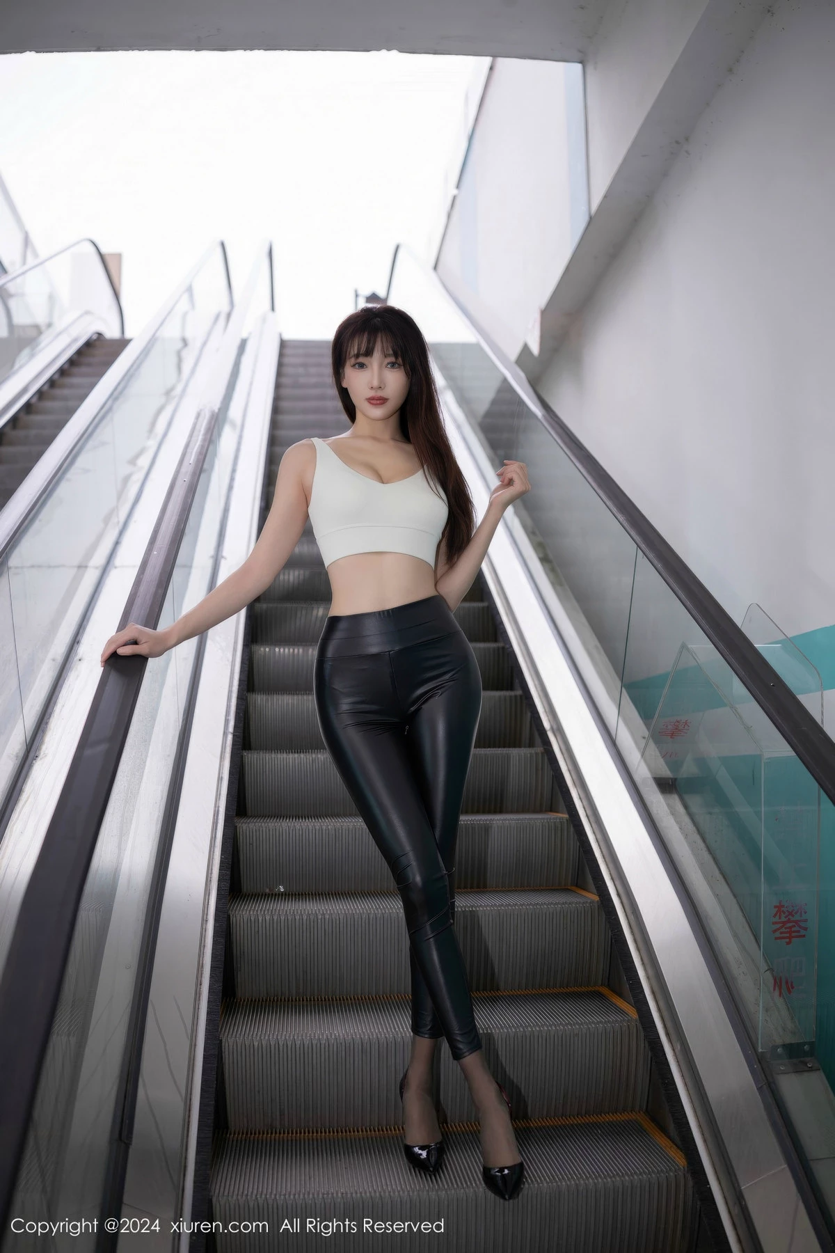 秀人集.com_[XiuRen秀人网]No.9377_模特陆萱萱性感白上衣配黑皮长裤露超薄黑丝秀翘臀美腿诱惑写真81P