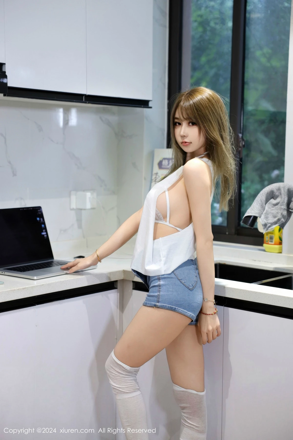 秀人集.com_[XiuRen秀人网]No.9374_模特Zoe柚柚性感白色蕾丝情趣内衣配白丝袜秀凹凸身材诱惑写真75P