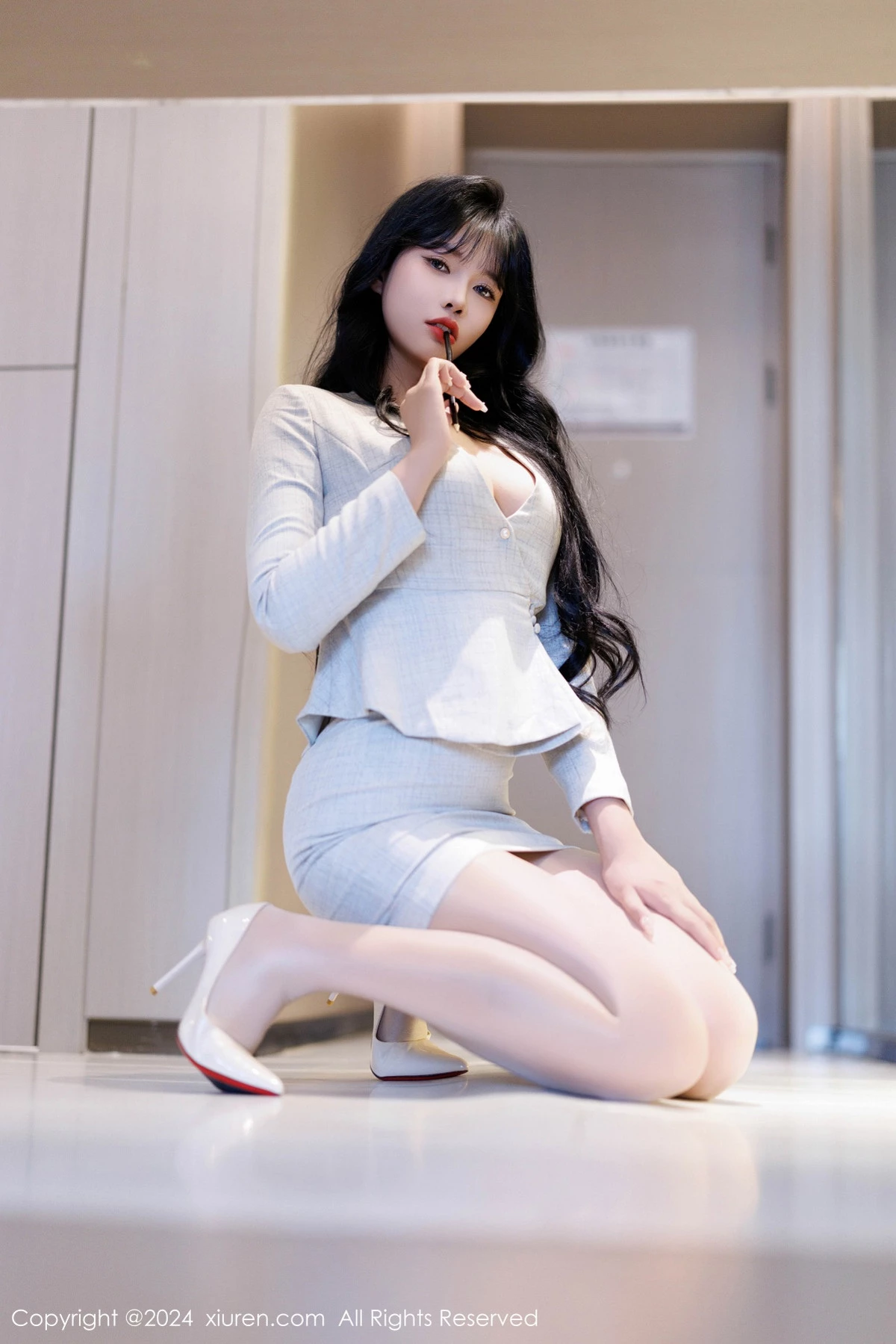 秀人集.com_[XiuRen秀人网]No.9398_模特娜比性感浅色OL服饰配闪亮无内肉丝秀凹凸身材惹火诱惑写真100P